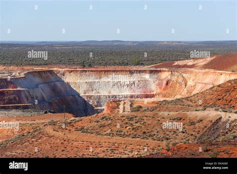 Open cut gold mine, Mount Magnet Western Australia Stock Photo - Alamy