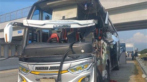 Penyebab Kecelakaan Bus Muat Puluhan Pekerja Dari Gresik Tabrak Truk