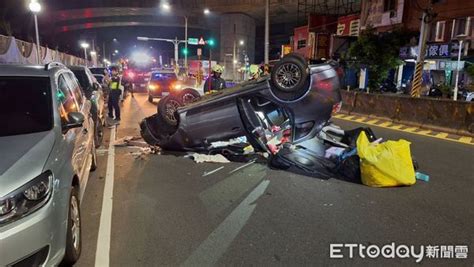 汐止休旅車擦撞路邊車4輪朝天 駕駛被救出拒絕送醫 Ettoday社會新聞 Ettoday新聞雲