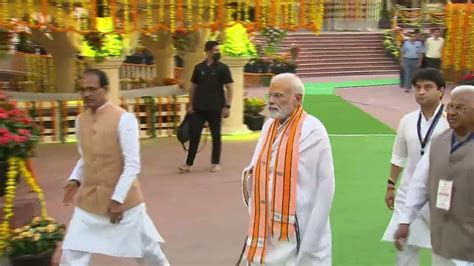 Pm Modi Performs Darshan Pooja At Shree Mahakaleshwar Temple Youtube