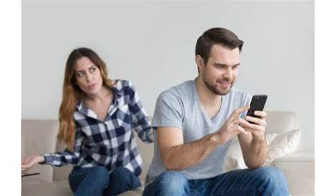 6 Signs That Your Partner Is Spying On Your Phone