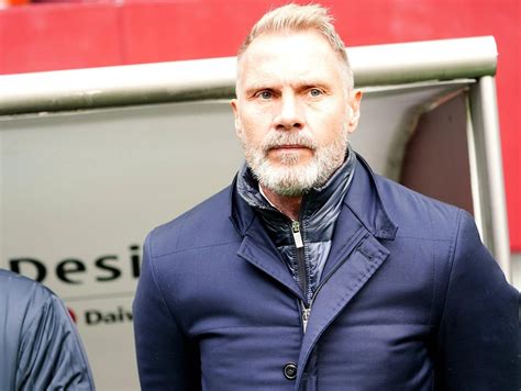 Ex HSV Trainer Fink Vor Unterschrift In Deutschland