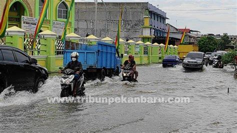 Foto Sejumlah Lokasi Di Pekanbaru Tergenang Banjir Tribunpekanbaru