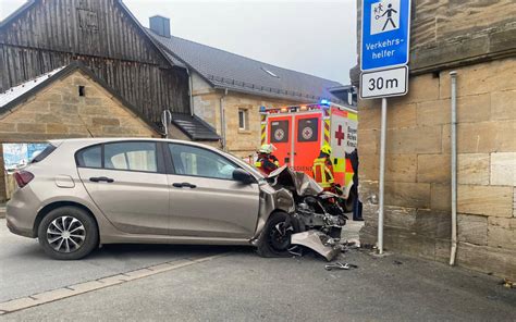 Auto Kracht Im Kreis Bayreuth In Hauswand Zwei Menschen Verletzt