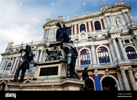 Piazza Carignano una de las principales plazas de Turín Italia con