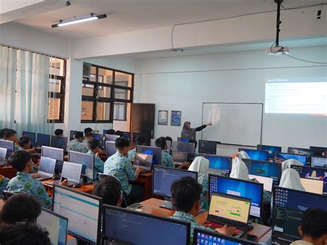 Dosen Umsida Jadi Pembimbing Siswa Smamda Antusias Ikuti Coding Class