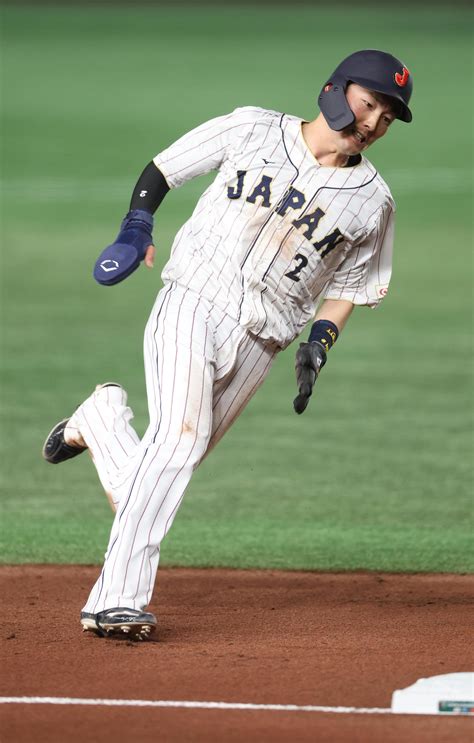 【wbc】源田壮亮にアクシデント けん制時のヘッドスライディングで帰塁も右手の指痛めたか Wbc2023写真ニュース 日刊スポーツ