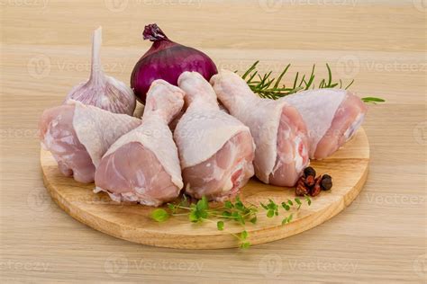 Pernas De Frango Cru Na Placa De Madeira E Fundo De Madeira