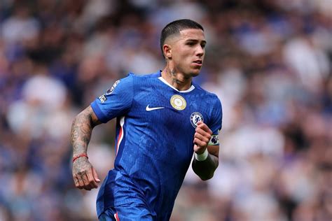 chelsea midfielder enzo fuels exit rumours  changing agent