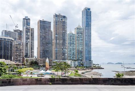 Skyline Da Cidade Do Panam Em Punta Paitilla Em Um Dia Nebuloso Foto