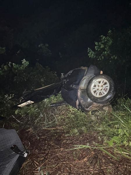 Carro atinge ponte e se parte ao meio em Goiás motorista morreu