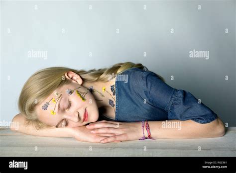 Portrait de jeune fille blonde avec tatouage de fleurs pressées sur son visage Photo Stock Alamy