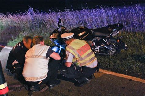 Fotostrecke Leinfelden Echterdingen Motorradfahrer Kommt Bei Unfall