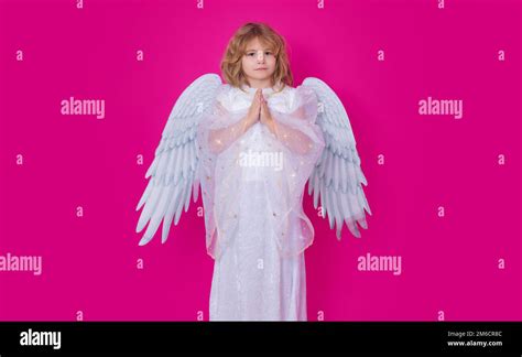 Angel prière Enfant avec ailes d ange avec mains de prière espoir et