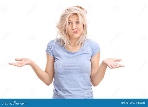 Fille Blonde Confuse Avec Des Cheveux Malpropres Faisant Des Gestes Avec Des Mains Image Stock