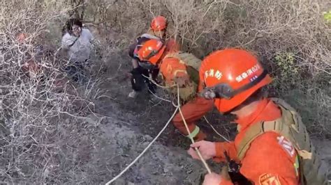 女子带孩子爬山被困山顶，消防员44分钟营救至山脚下凤凰网视频凤凰网