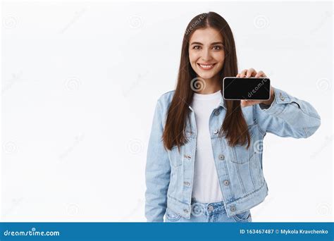 Konfidenzige Süße Brunette Frau in Der Denim Jacke Halten Sie