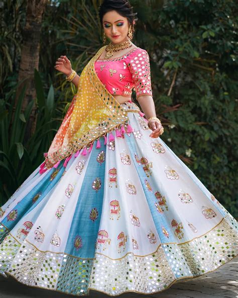 17 Best Traditional Gujarati Dresses For Wedding And Garba