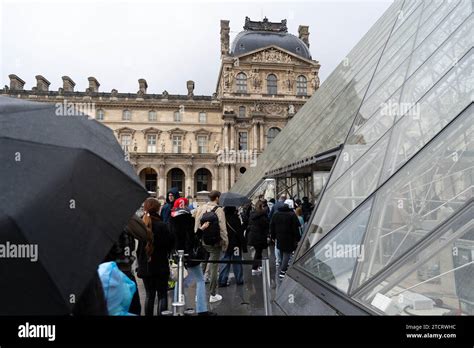 I Visitatori Che Fanno La Fila Per Entrare Al Museo Del Louvre Il