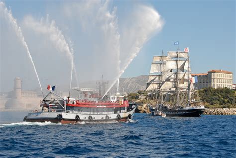 Marseille Le Lacydon déploie les grandes eaux pour l arrivée du Belem