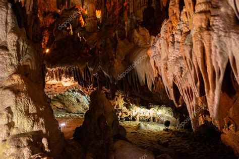 Hermosa Vista De Estalactitas Y Estalagmitas En La Cueva Subterr Nea De