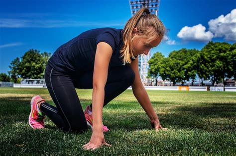 Femme Blonde En Tenue De Sport Faisant Des Exercices Sur Le Stade Photo Gratuite