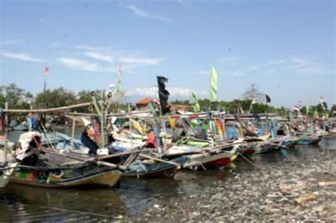 Gelombang Laut Tinggi Nelayan Cirebon Tak Berani Melaut