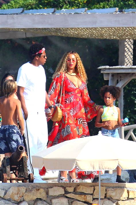 Beyonce Cradles Daughter Rumi Carter During Fabulous Hamptons Outing ...