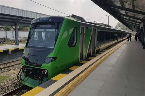 JADWAL TERBARU Kereta Cepat Whoosh Dan KA Feeder Untuk Bandung Dan