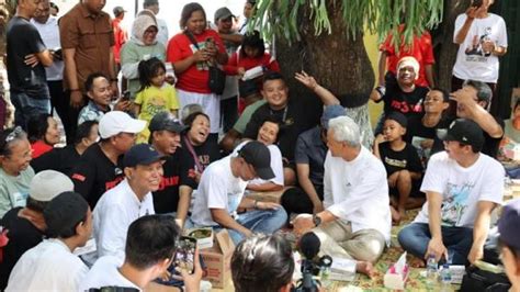 Asyiknya Ganjar Makan Lesehan Bareng Warga Yogya Usai Kunjungi Pabrik