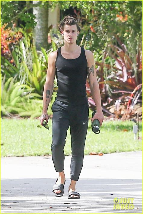 Shawn Mendes Goes For A Solo Stroll Amid Quarantine In Miami Photo 4460128 Shawn Mendes