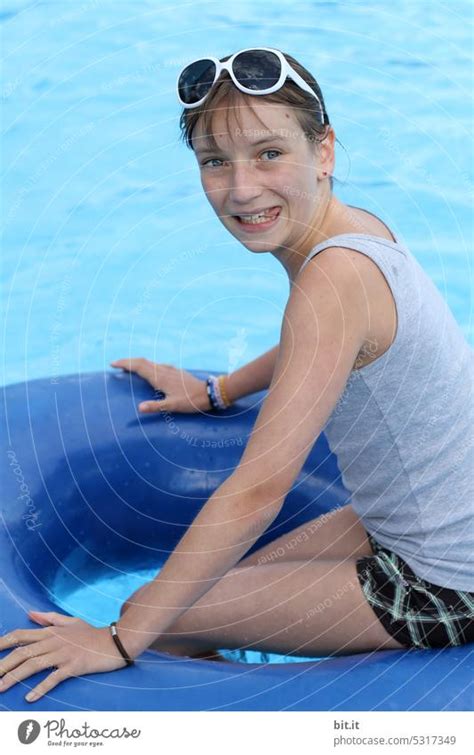 Jugendliche Im Schwimmring Im Blauen Pool Ein Lizenzfreies Stock