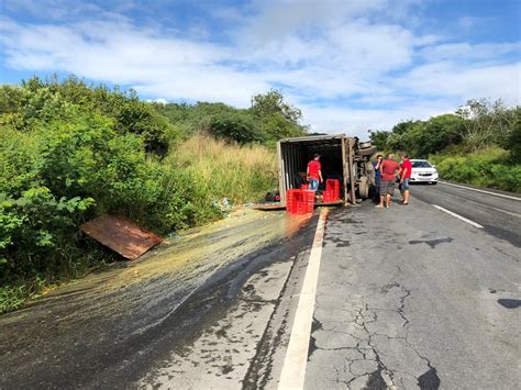 Caminhão tomba após acidente em trecho da BR 230 em Riachão do