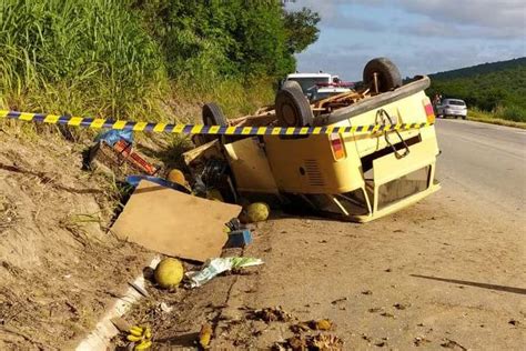 Trag Dia Na Br Mulher Morre E Marido Fica Ferido Ap S Kombi Bater