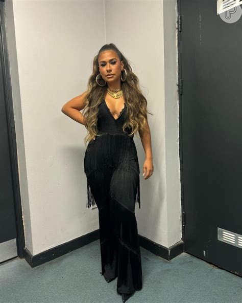 Simone Mendes Abusa Do Decote E Exibe Corpo Enxuto Em Look Para