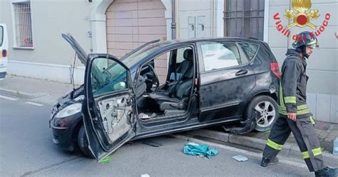 Tredicenne Guida L Auto Della Madre E Si Schianta