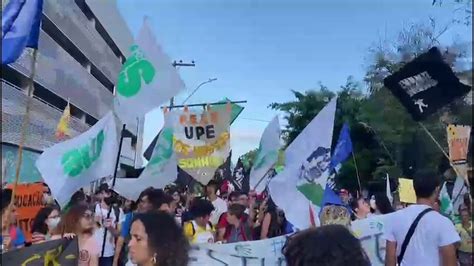 Ato pela democracia reúne estudantes e integrantes de movimentos