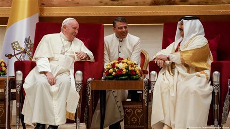 Pope Francis Attracts Thousands In Bahrain To Interfaith Conference