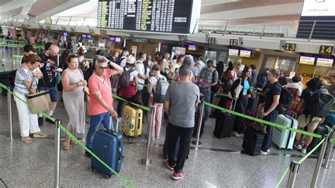 Siete vuelos a París cancelados en el aeropuerto de Bilbao por la