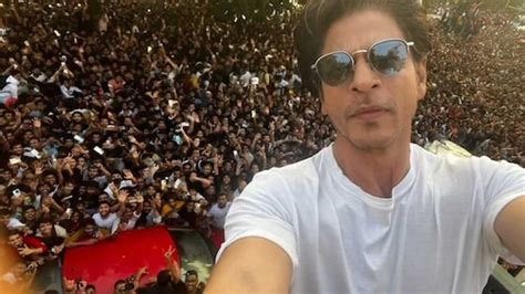 Shah Rukh Khan Reveals Son Abram S Reaction To The Big Crowd That