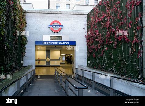 Green park tube station hi-res stock photography and images - Alamy