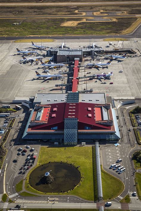 El Aeropuerto Internacional De Keflavik Keflavík Es Un Centro Urbano