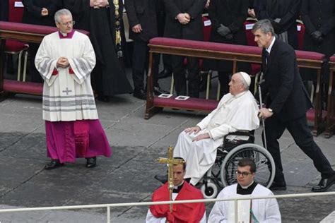 El papa acudió a un hospital de Roma para una visita médica por su