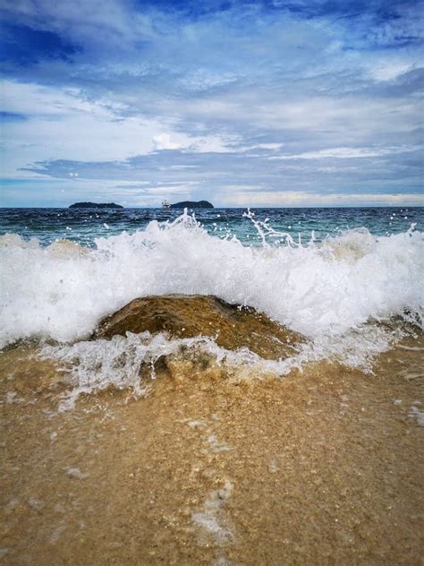 Chapoteo Que Sorprende Del Agua Sobre Una Sola Roca En Una Playa En La