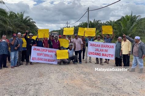 Penduduk Felda Triang Rayu Kerajaan Baiki Jalan Rosak