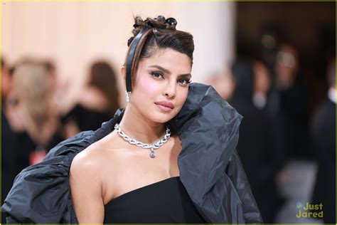 Nick Jonas Priyanka Chopra Share Funny Moment At Met Gala