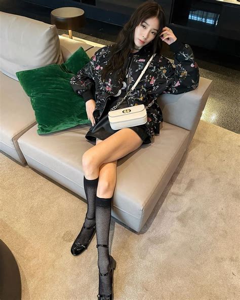 Ide Padu Padan Outfit Nuansa Hitam Ala Irene Kim