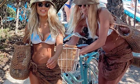 Model Elyse Knowles Flaunts Her Blossoming Baby Bump In Bikini Daily