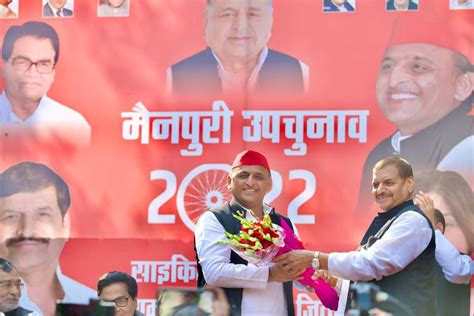 Shivpal Share Stage With Akhilesh For Mainpuri Bypoll Campaigning The