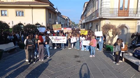 Vibo Gli Studenti Scendono In Piazza Contro Lo Smembramento Del Liceo